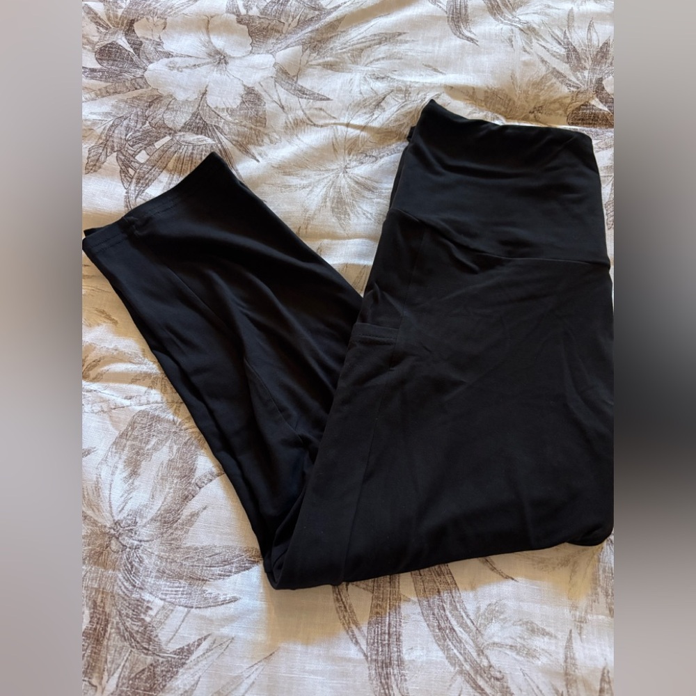 New in Package Anchored Arrow Black Capris
